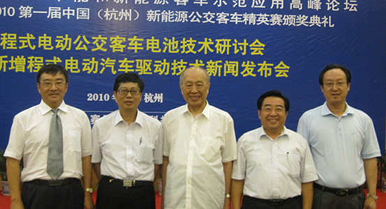 集團(tuán)董事長(zhǎng)、總裁程清豐在參加中國(guó)節(jié)能和新能源客車示范應(yīng)用高峰論壇期間與行業(yè)專家和合作伙伴合影